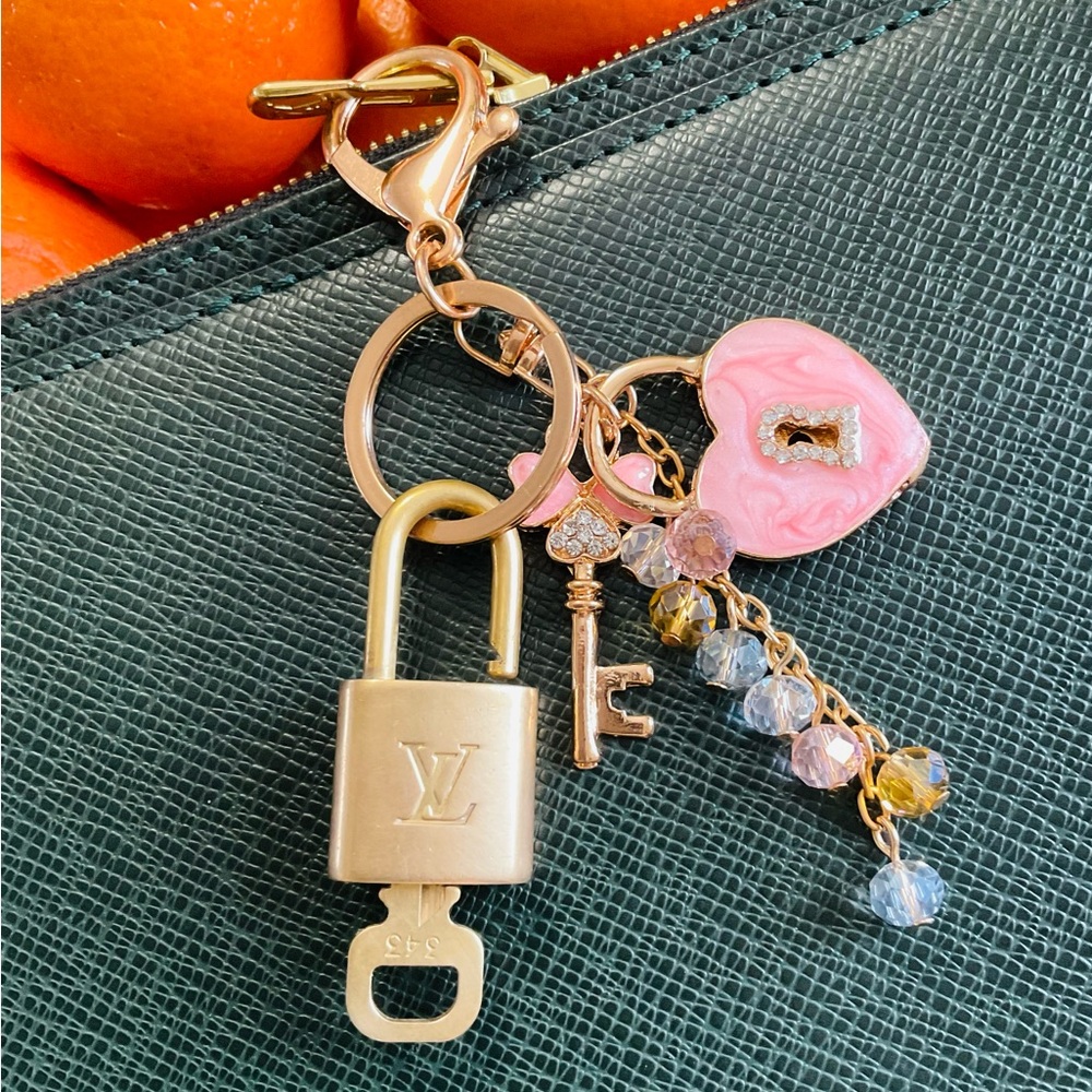 Louis Vuitton✅AUTHENTIC PADLOCK+KEY 
 FREE GENERIC KEYCHAIN - Picture 2 of 3